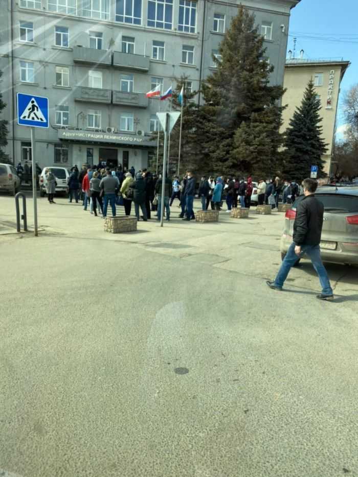 на фото изображена очередь в Администрацию по Ленинскому району г. Саратова за пропусками