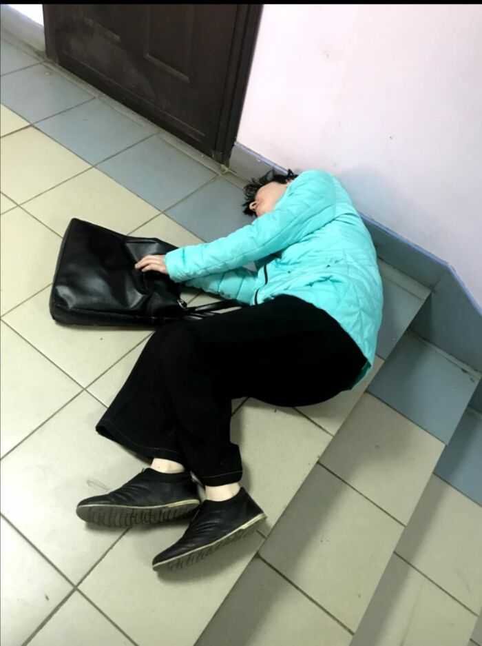 Пьяная (неизвестно кто в данном общежитии не проживает)женщина которая спить у выхода из комнаты