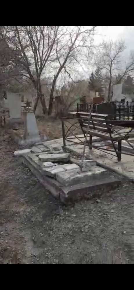 разрушенное надгробие