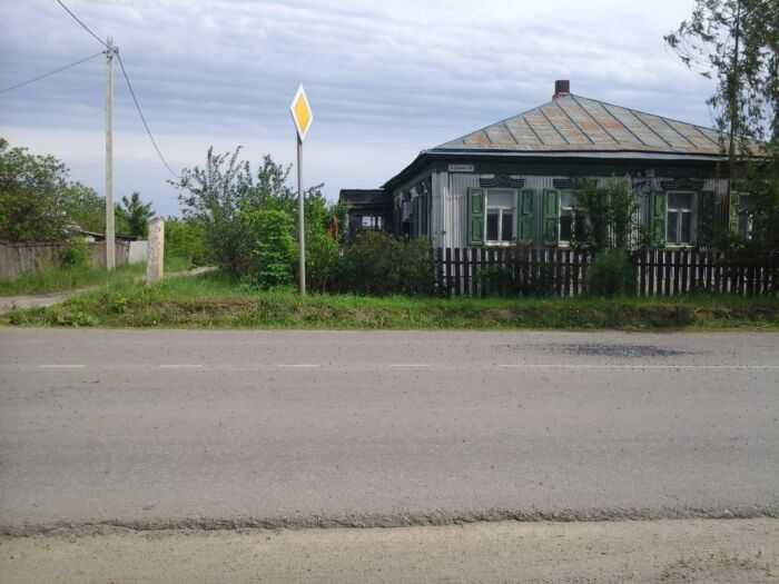 На фото изображено часть дома где живёт дочь с 2 детьми и узкий проезд рядом с домом