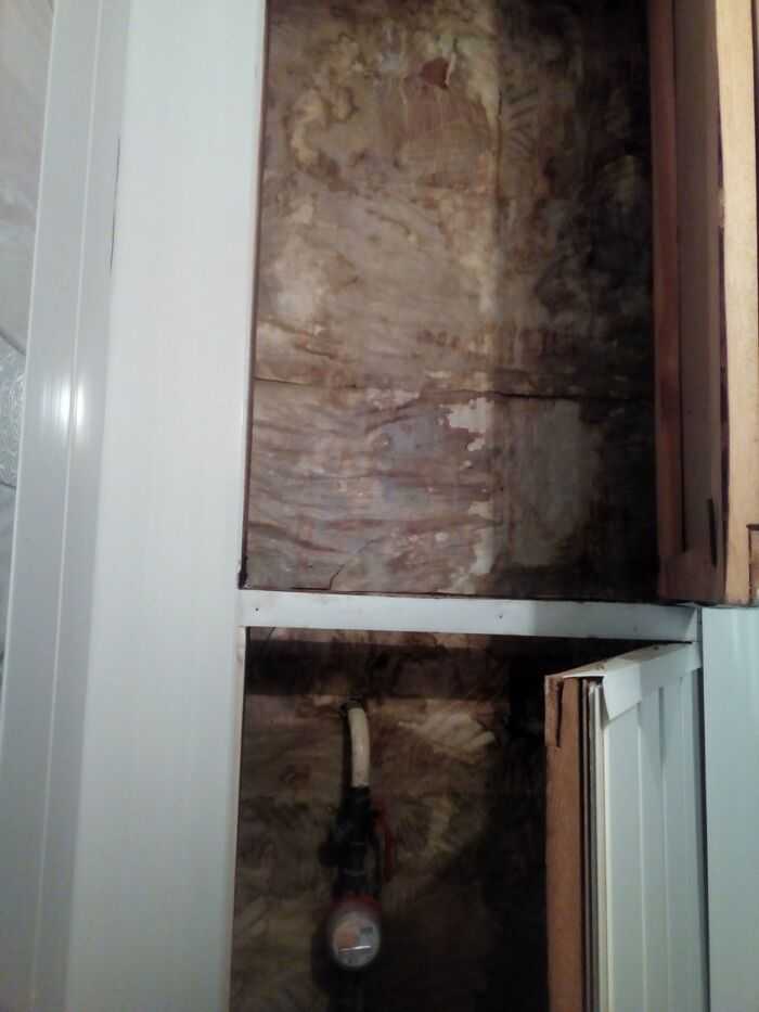 фото задней стены туалета, на котором видно во что превратился недавно сделанный ремонт